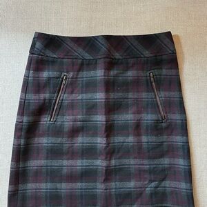 LOFT Green Pencil Skirt Knee-length Casual